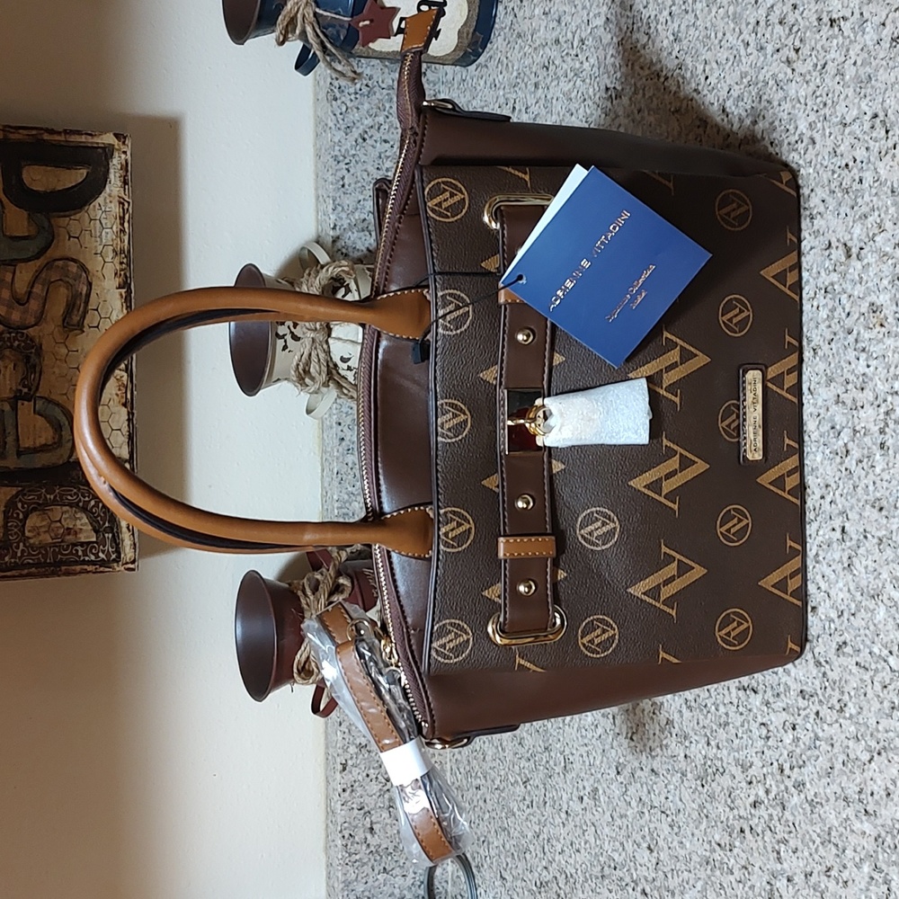 Nwt Adrienne Vittadini Crossbody Satchel Purse. FINAL SALE PRICE !!